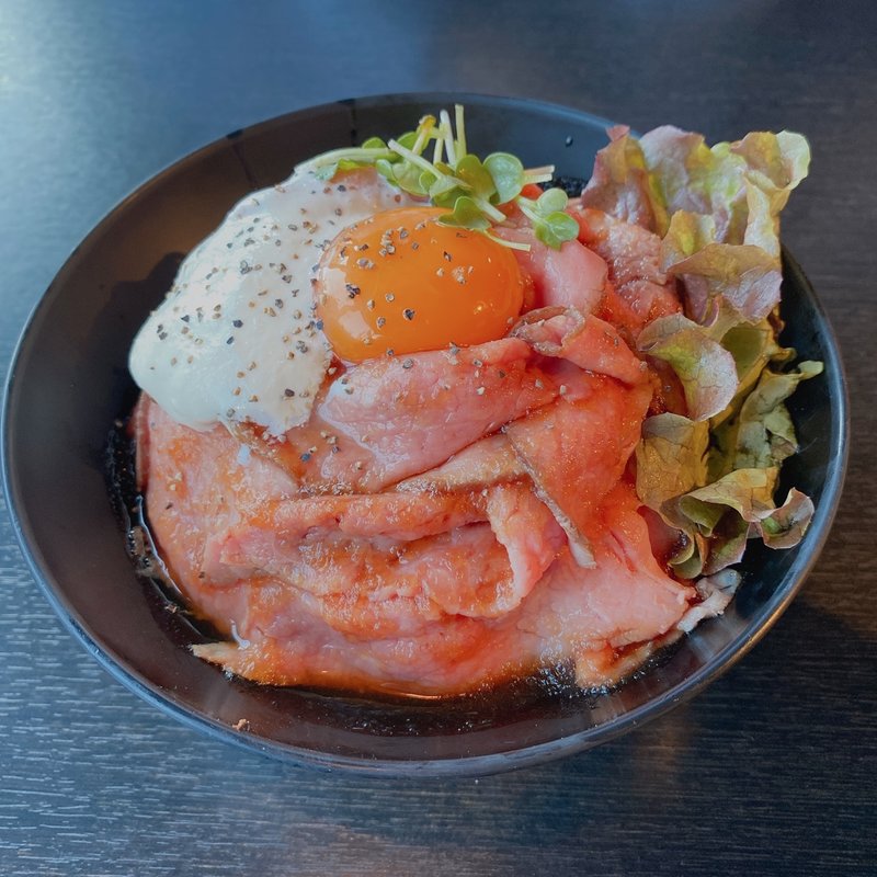 ローストビーフ丼　並(洋食工房 レッドロック 元町店)