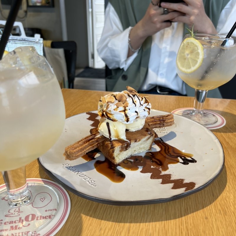 ジグザグ模様のチョロドック(PEANUTS Cafe 中目黒)