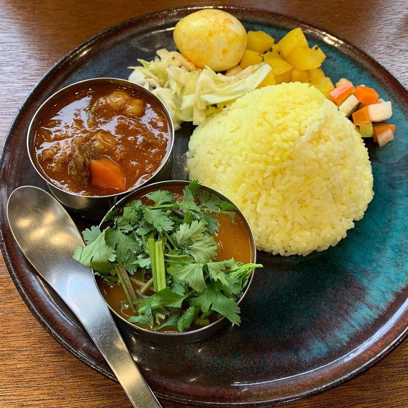 2種盛り 山椒ポーク/日替り(牛すじお母さんカレー)(リコ プア （rico pua）)