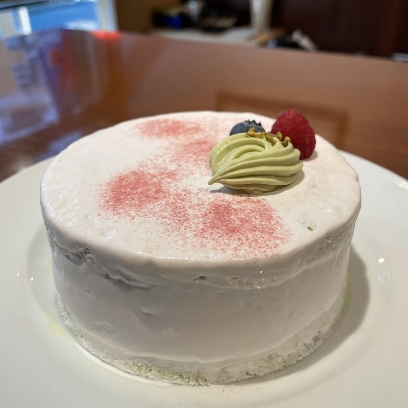 ピスタチオガナッシュとさくらのショートケーキ(セバスチャン)