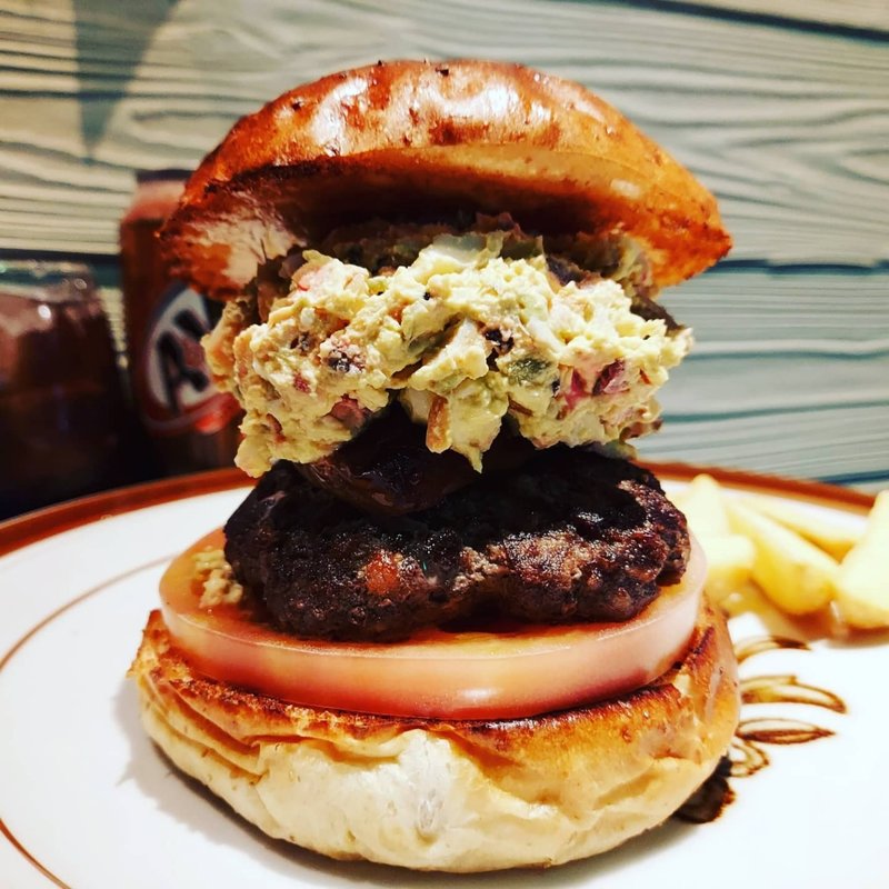 スモークエッグタルタルバーガー(だるま珈琲)