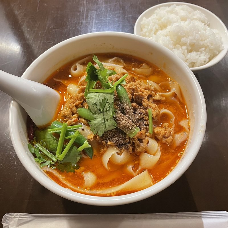麻辣刀削麺と小ライス(西安刀削麺&小皿酒場)