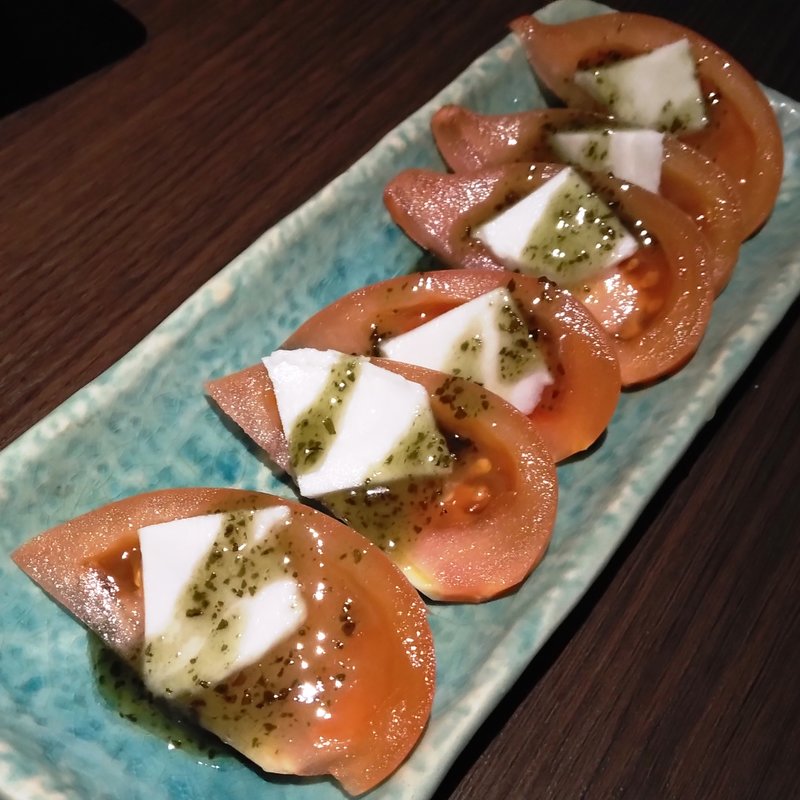 トマトとモッツァレラチーズのカプレーゼ(個室居酒屋 若造)