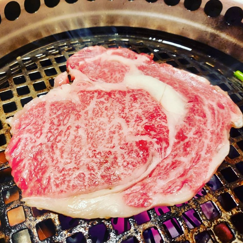 名物ロース丸々一枚のせ(板前焼肉 一牛 道頓堀店)