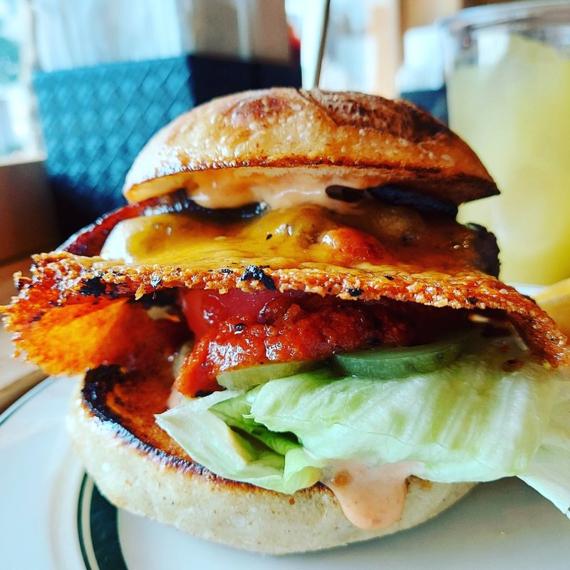 ベーコンバーガー＋チーズ(BURGER FUJINO)