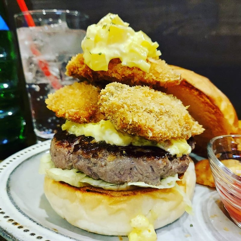 広島産カキフライとたくあんタルタルバーガー(Kokopelli)