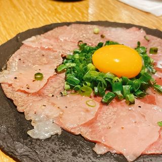 霜降り牛の炙りカルパッチョ(Meet Meats 5バル 神保町店)