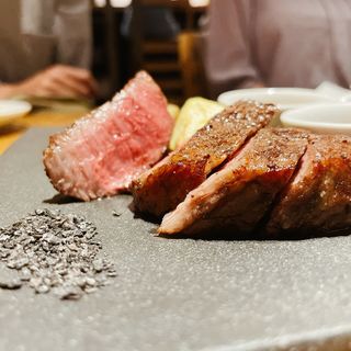黒毛和牛の炭火焼き(Meet Meats 5バル 神保町店)