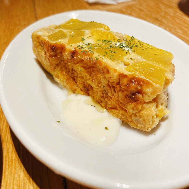 インカの目覚めとダレッジォチーズのテリーヌ(Meet Meats 5バル 神保町店)