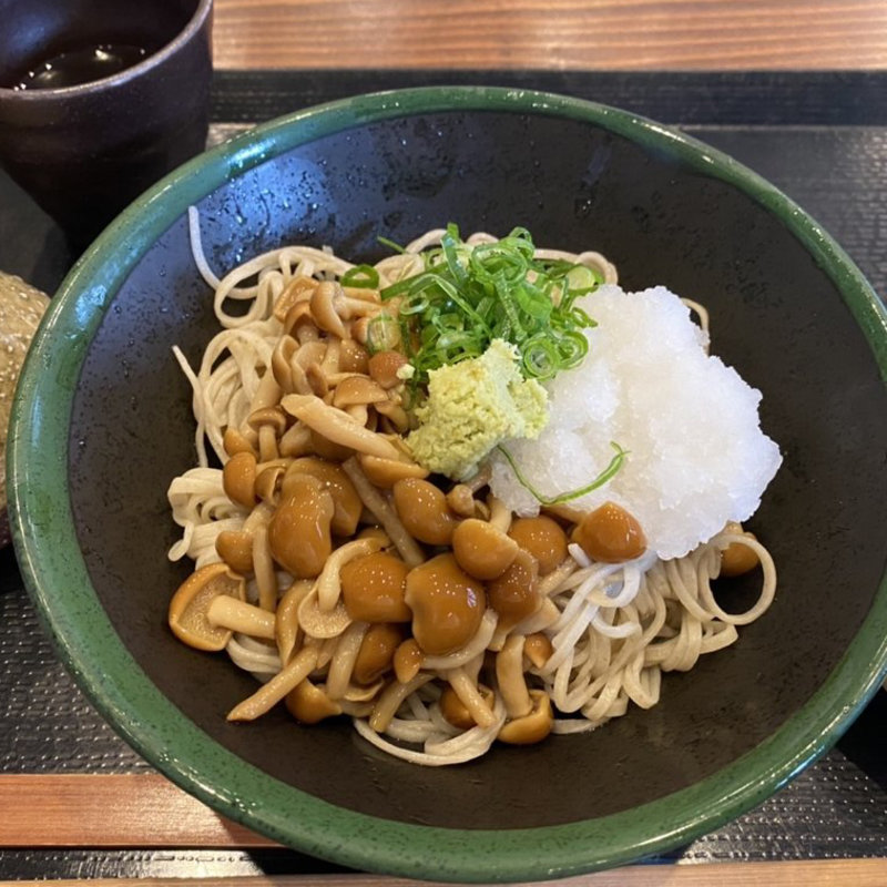 おろしなめこぶっかけそば(冷)(手打ち蕎麦 楽庵)