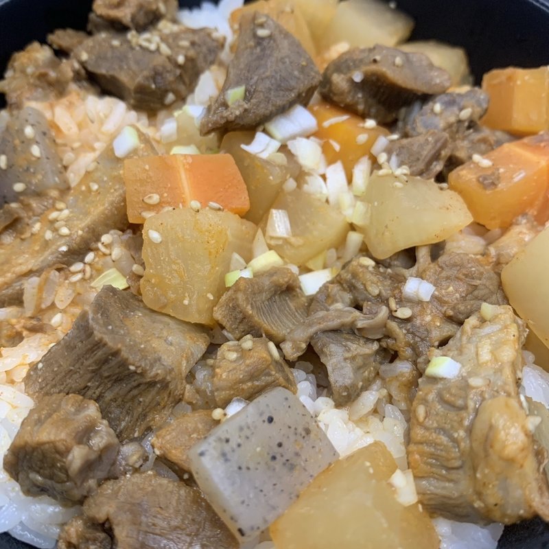 牛すじ煮込み丼(焼肉チャンピオン NAKAME+ )