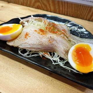 チャーシューエッグ(もつ焼き はじめ)