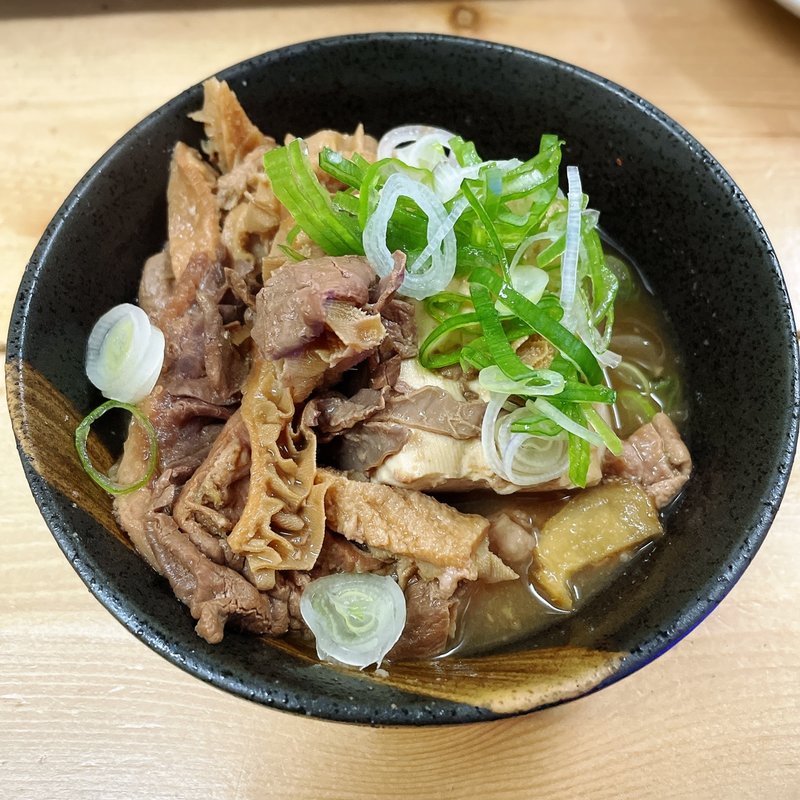 名物もつ煮込み（豆腐入り）(もつ焼き はじめ)