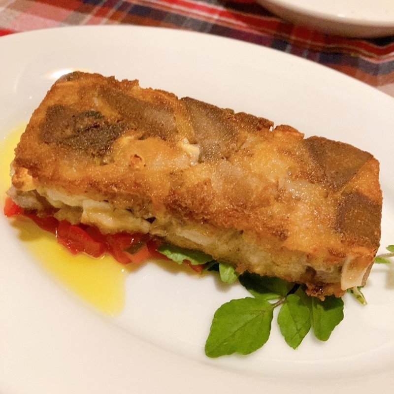 豚肉のいろんな部位を固めて焼いたやつ(プティワカノ)