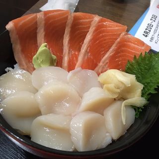 サーモンホタテ丼(食堂　お魚直売所)