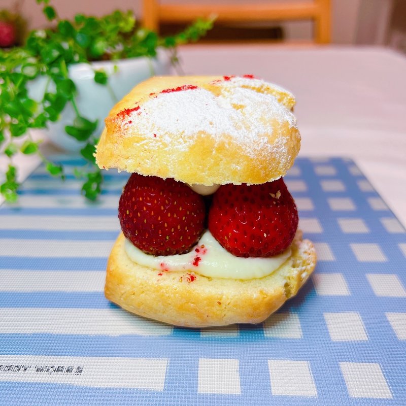 苺＆チーズクリームケークスコーンサンド(GÂTEAU RÉPIT ガトーレピ)