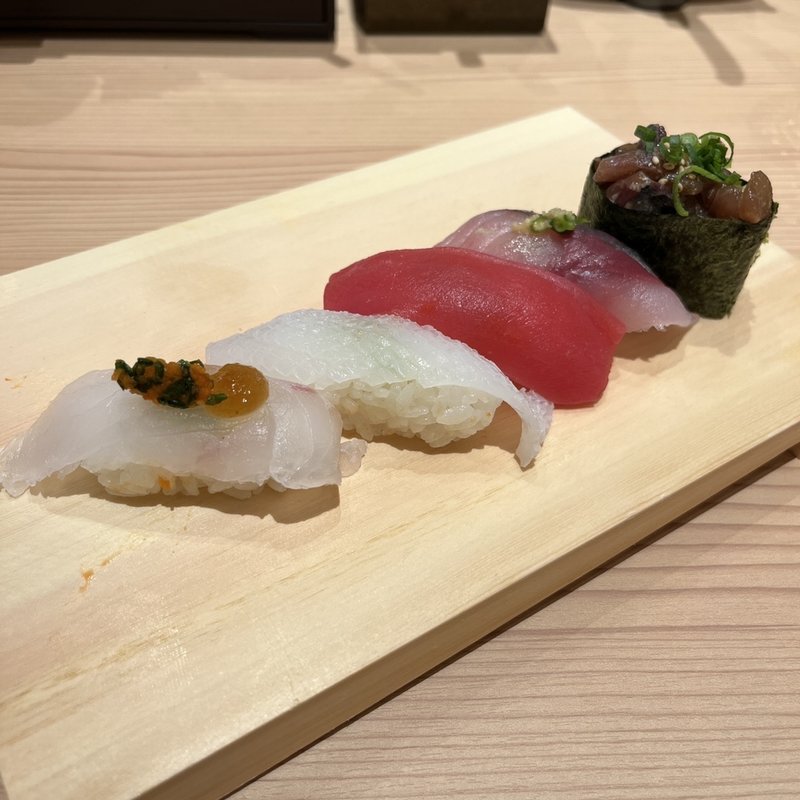 玄界灘5種盛り(アラ・赤身・イカ・アジ・ごまサバ)(九州はかた大吉寿司 ららぽーと福岡店)