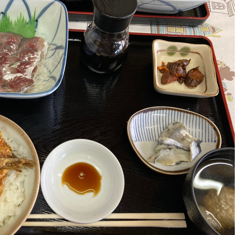 イワシ丼とアジの刺身(御食事処 金沢魚店)