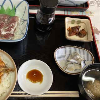 イワシ丼とアジの刺身(御食事処 金沢魚店)