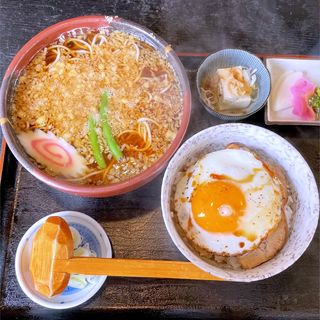 炙り焼豚丼とたぬき蕎麦セット(鈴木屋)
