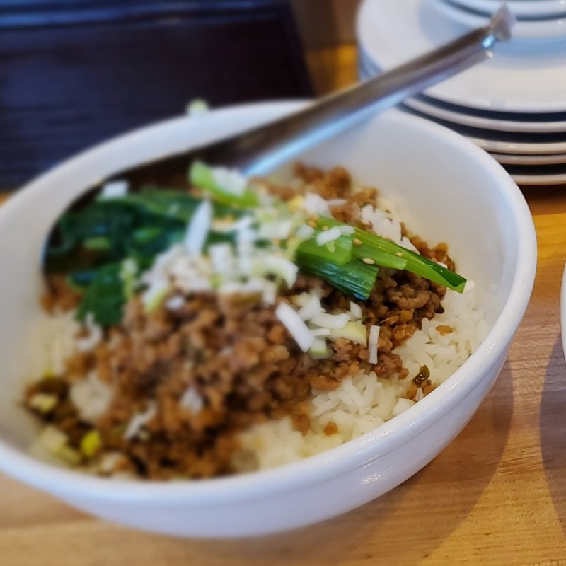 ハーフそぼろ丼(坦坦麺 餃子工房 北京)