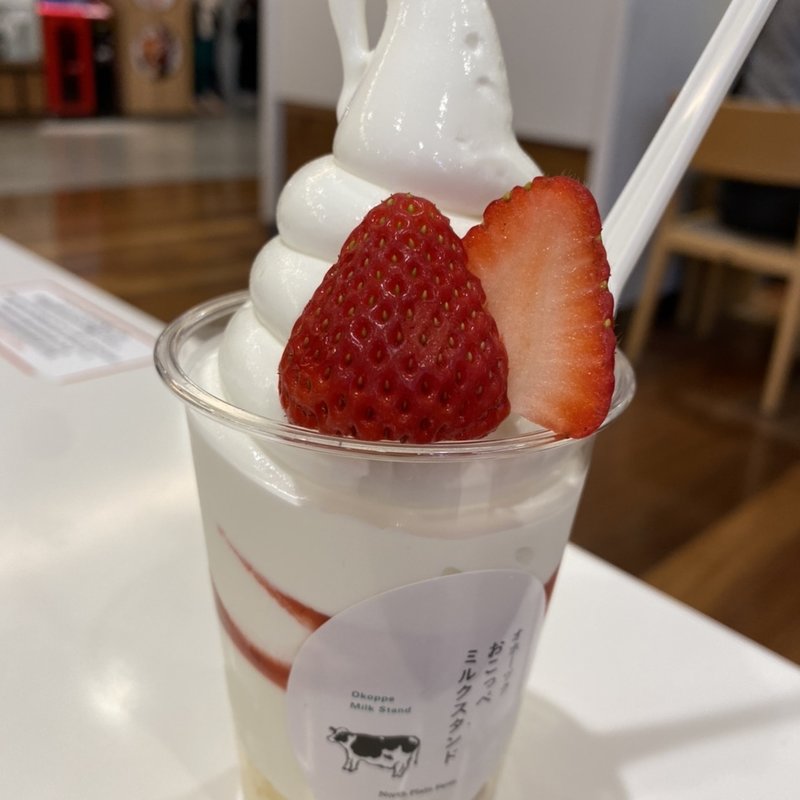 いちごのショートケーキのパフェ(おこっぺミルクスタンド)