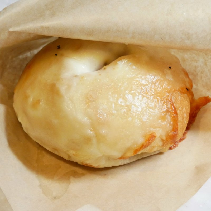 とろ〜〜りあふれるモッツァレラの北海道焼きカレーパン(イルマットーネ・アルル )