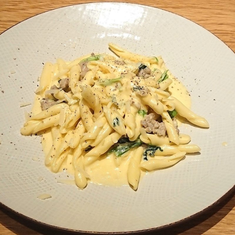 ほうれん草 サルシッチャ エッグソース ショートパスタ(オービカ モッツァレラバー 横浜店)