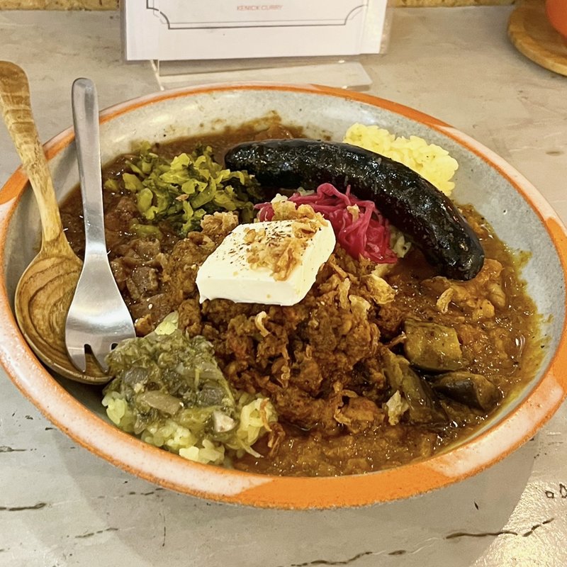 3種のあいがけ（トッピング:クリームチーズ、ソーセージ）(ケニックカレー)