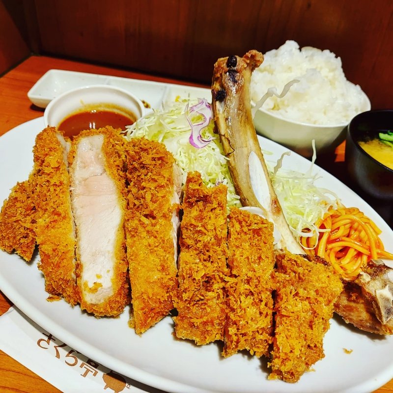 熟成骨付き特上ロースカツ定食(とんかつ さくら亭 エキマルシェ大阪店)