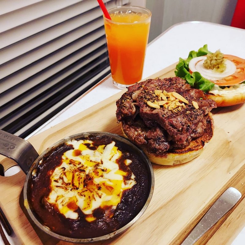 デミチーズステーキバーガー＋パティ(イーワイズ （【旧店名】ハンバーガーランド）)