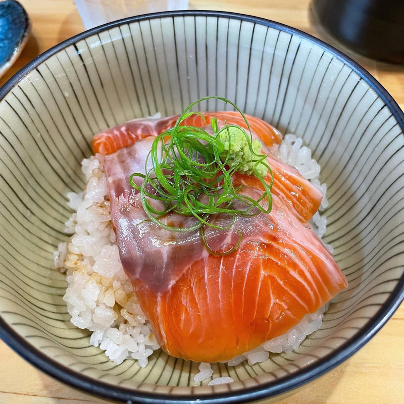 サーモンのどんぶり(中華蕎麦鳴神食堂)