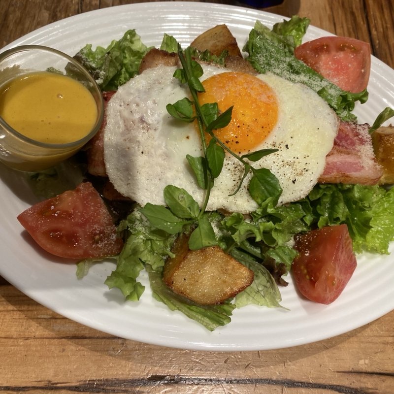 グリルチキンサラダ／ベーコン、フライドエッグ、ポテト、イエローフレンチドレッシング(RHC カフェ川崎店)