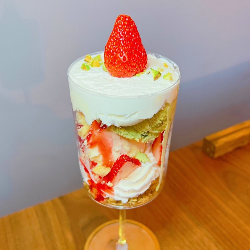 いちごとピスタチオのパフェ(Volpe cafe)
