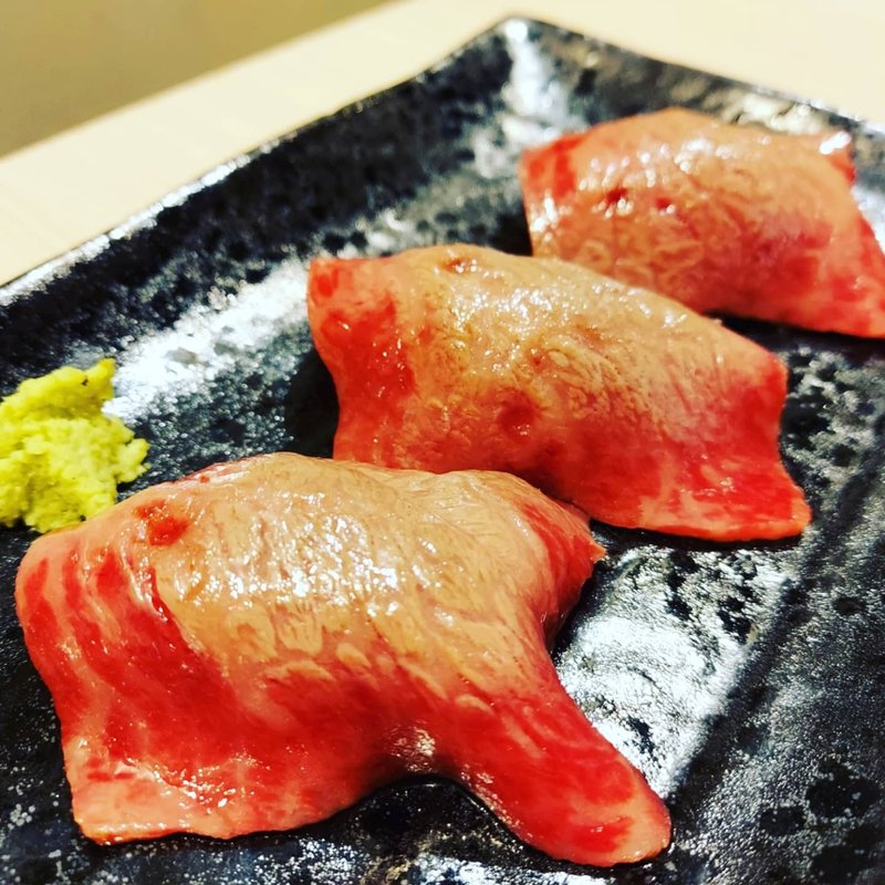黒毛和牛炙りにぎりずし3貫(板前焼肉 一牛 心斎橋本店)
