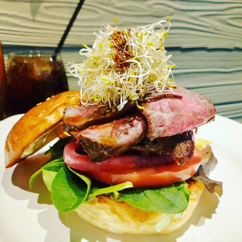 ローストビーフのハンバーガー(だるま珈琲)