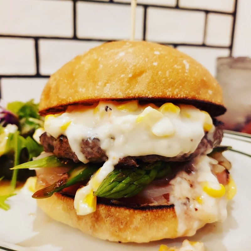 ハンバーガー＋アスパラ＋カニクリームコーンソース(milia burger)