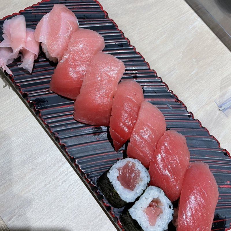 生・本まぐろ寿司盛り合わせ(魚と海鮮鮨酒場 街のみなと)