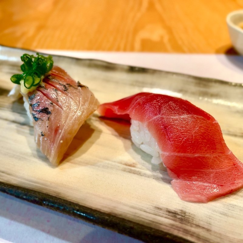 お好み握り　中トロと鯵(小鯛雀鮨 すし萬)