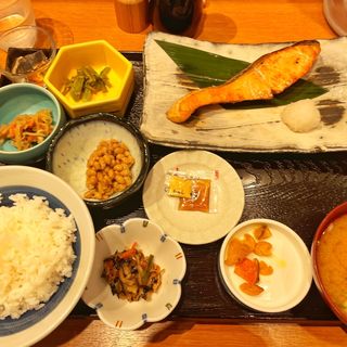 銀鮭定食(諸国ひものと)