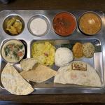 Aセット(カレー3種類とつけあわせ&ドーサ&ライス&飲み物つき)(南インド家庭料理カルナータカー)