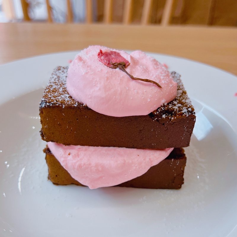 焙じ茶桜ケーキ(HOHO HOJICHA 焙茶専門店)