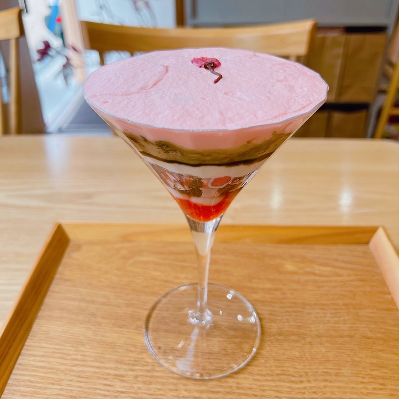 焙じ茶桜パフェ (HOHO HOJICHA 焙茶専門店)