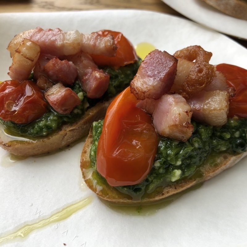 春菊とイベリコ豚のサルサベルデブルスケッタ(CRAFT BEER GARDEN)