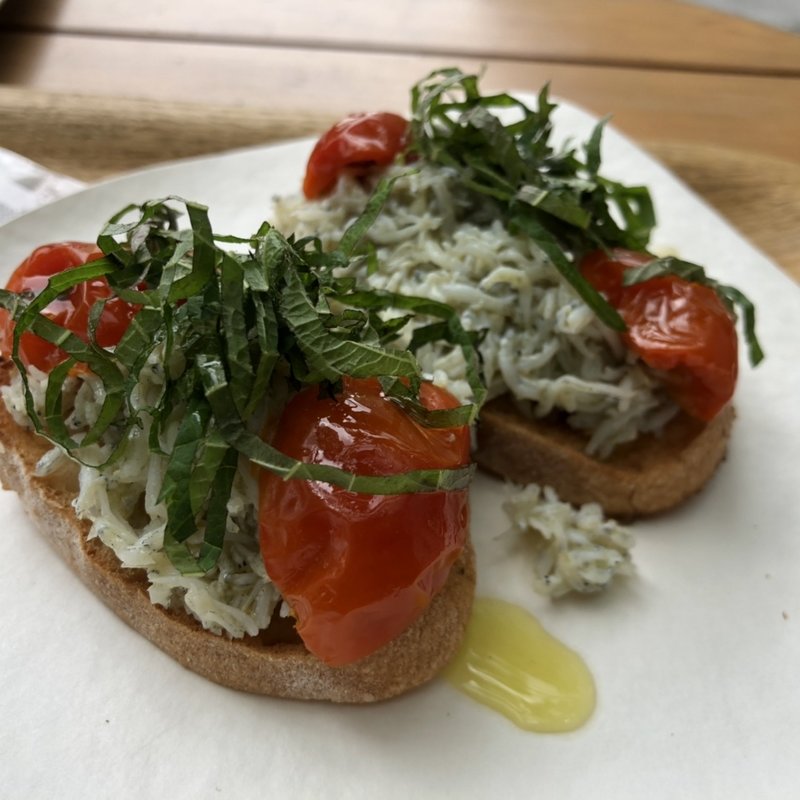 釜揚げしらすのブルスケッタ(CRAFT BEER GARDEN)