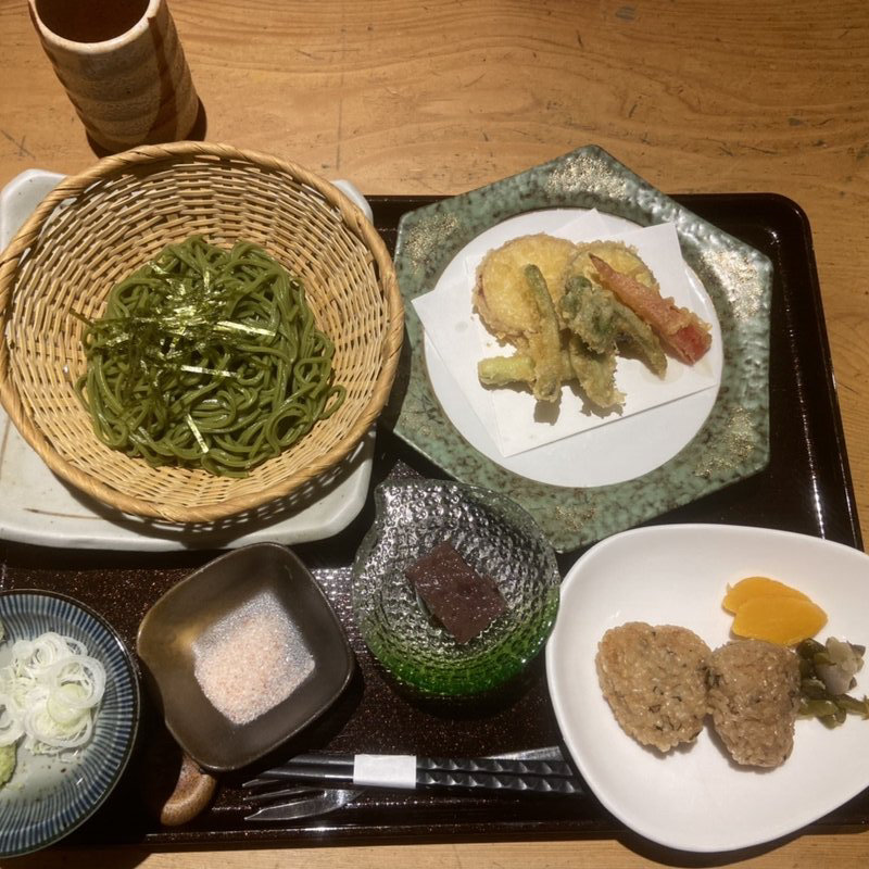 茶蕎麦と春野菜天麩羅(魚匠 基大門町 （ウオショウ モトシ ダイモンチョウ）)
