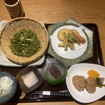 茶蕎麦と春野菜天麩羅