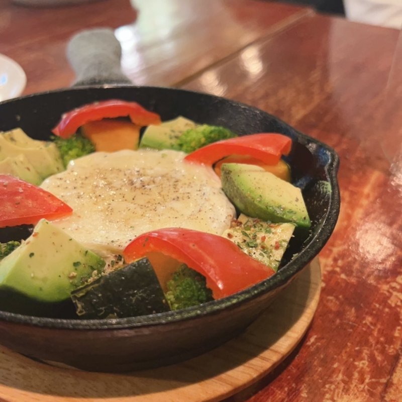 アボカドと彩り野菜の丸ごとカマンベールチーズフォンデュ  (アボカフェ)