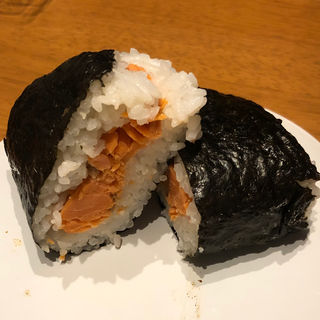 店内焼上げ紅鮭おむすび(ヤオコー 稲城南山店 )
