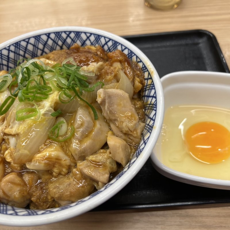 親子丼と生卵(吉野家 甲州街道府中白糸台店)